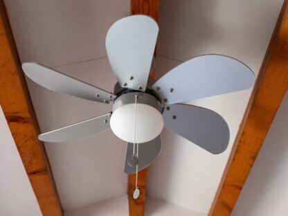 Ceiling fan with five alternating gray and white blades|
